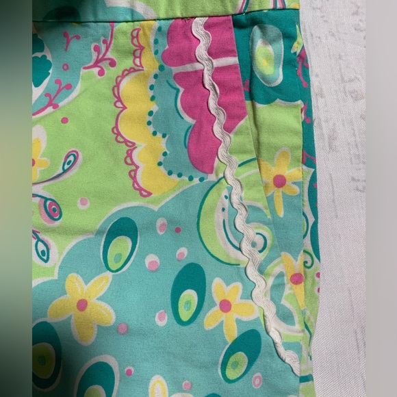 Lilly Pulitzer Colorful Peacock Print Women's Shorts. Size 8. - Picture 5 of 8